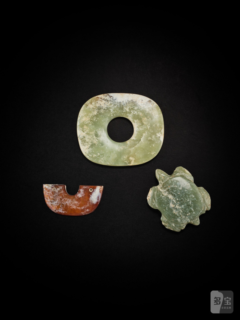 各式仿古玉器一組三件 | A GROUP OF THREE ARCHAISTIC JADE ORNAMENTS